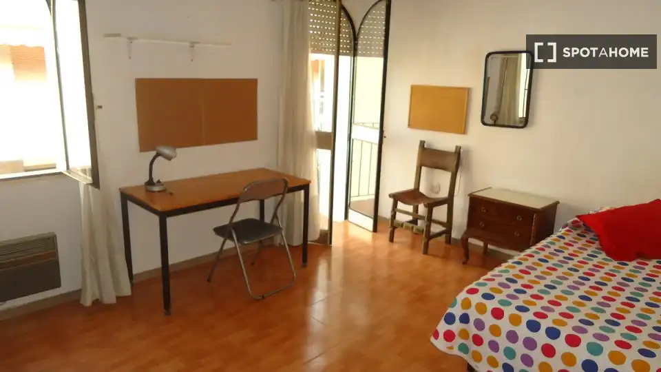 Bedroom of Flat for share in Centro