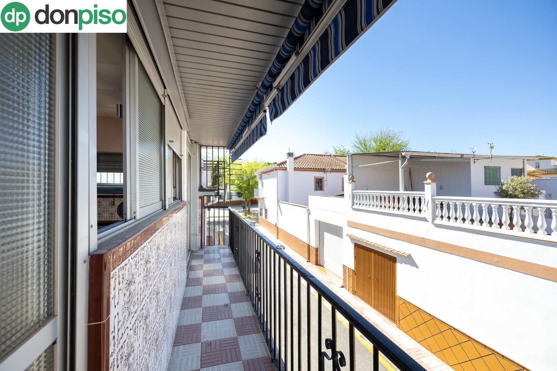 Vista exterior de Casa adosada en venda en  Granada Capital amb Terrassa, Traster i Balcó