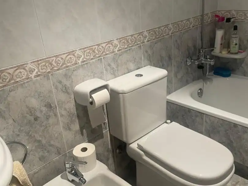 Badezimmer von Wohnung zur Miete in Noia