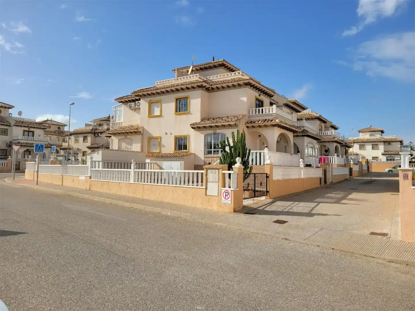Vista exterior de Casa adosada en venda en Orihuela amb Jardí privat, Traster i Moblat