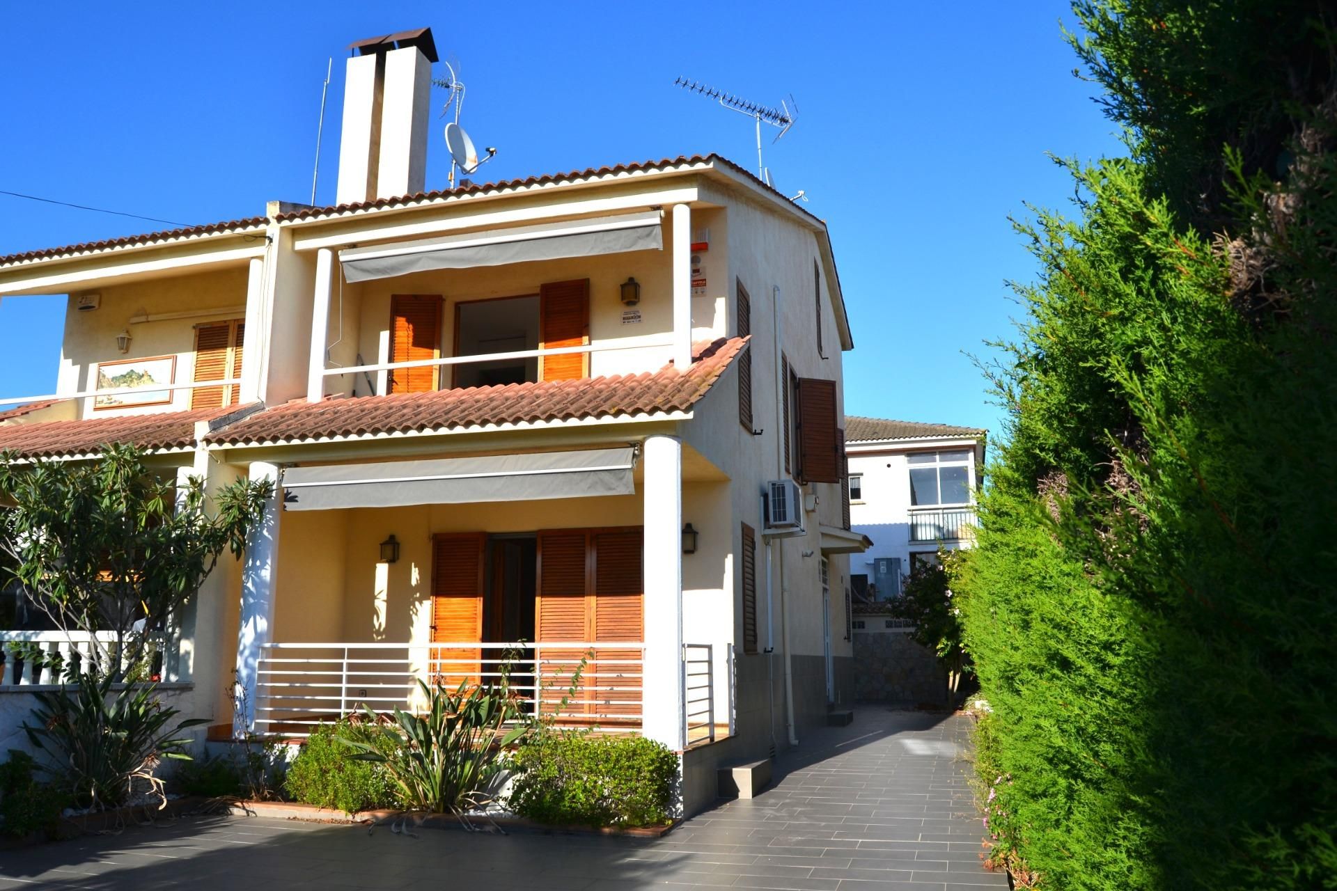 Vista exterior de Casa adosada en venda en Torredembarra amb Aire condicionat, Calefacció i Jardí privat