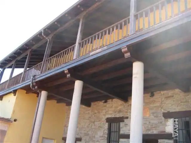 Vista exterior de Casa adosada en venda en Ponferrada amb Parquet, Terrassa i Traster