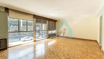 Sala d'estar de Pis en venda en Oviedo  amb Calefacció, Parquet i Terrassa