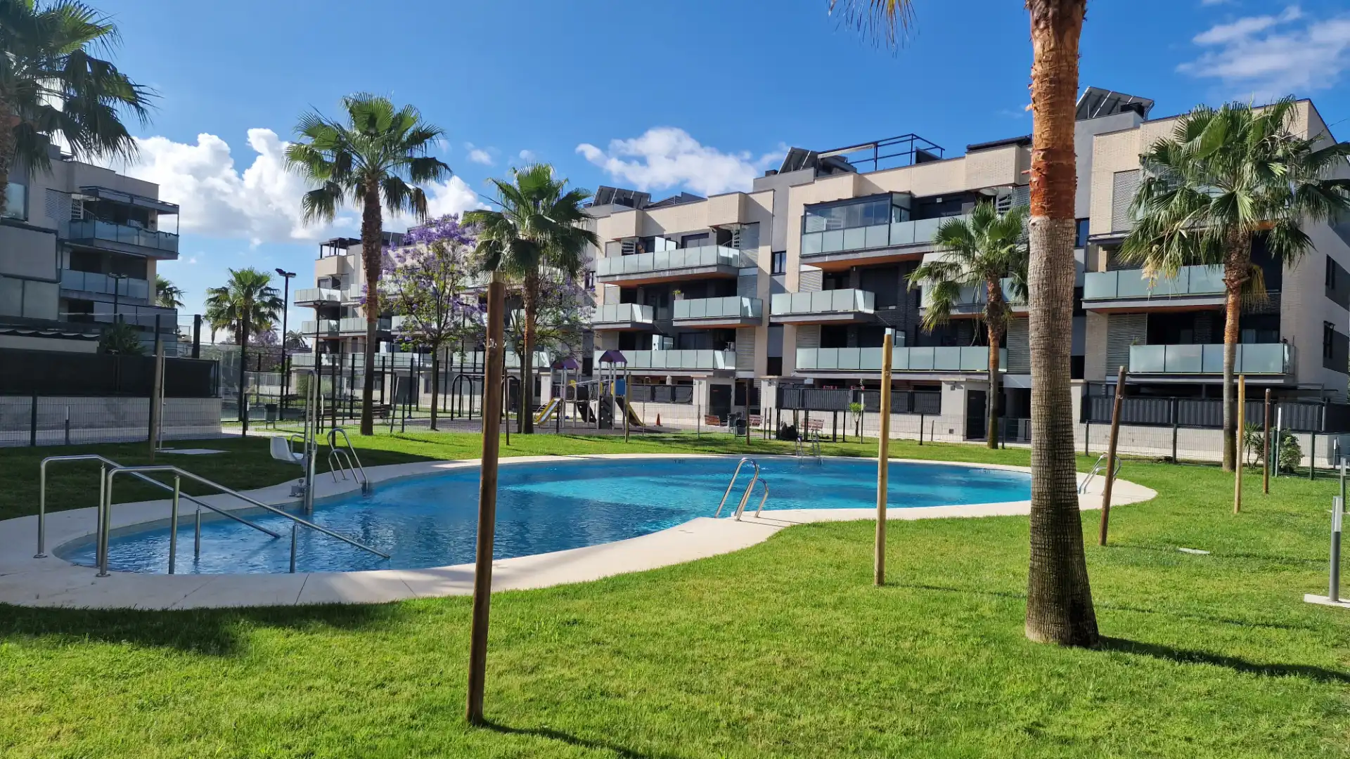 Außenansicht von Dachboden zum Verkauf in San Juan de Aznalfarache mit Klimaanlage, Abstellraum und Gemeinschaftspool
