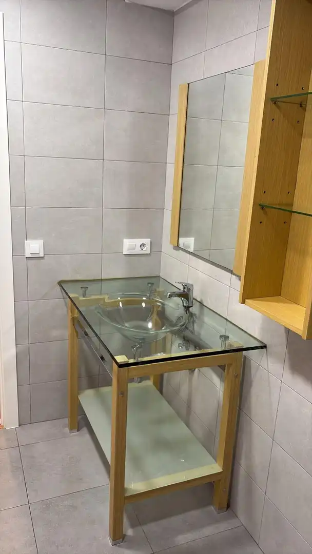 Bany de Pis per a compartir en Granada amb Moblat i Balcó