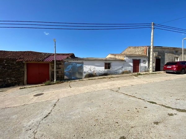 Vista exterior de Nau industrial en venda en La Fregeneda 