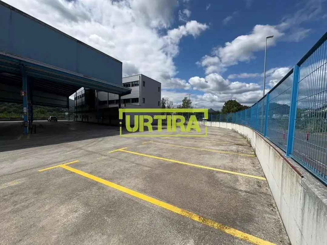 Parkplatz von Fabrikhallen zum Verkauf in Hernani