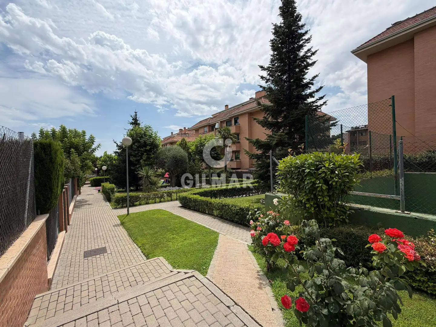 Vista exterior de Pis en venda en Boadilla del Monte amb Calefacció, Traster i Piscina