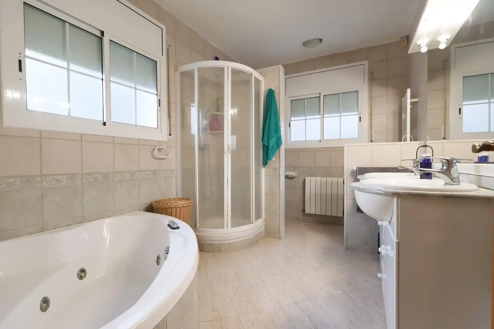 Bany de Casa o xalet en venda en Cubelles amb Aire condicionat, Jardí privat i Terrassa