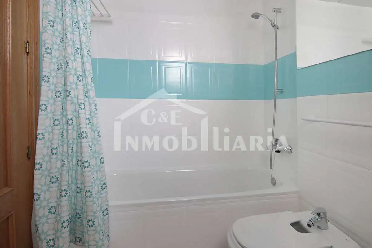 Baño de Apartamento de alquiler en Granada con Aire acondicionado, Calefacción y Parquet