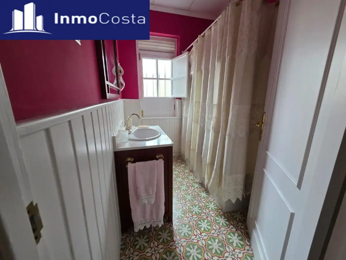 Bathroom of Flat for sale in La Línea de la Concepción  with Terrace