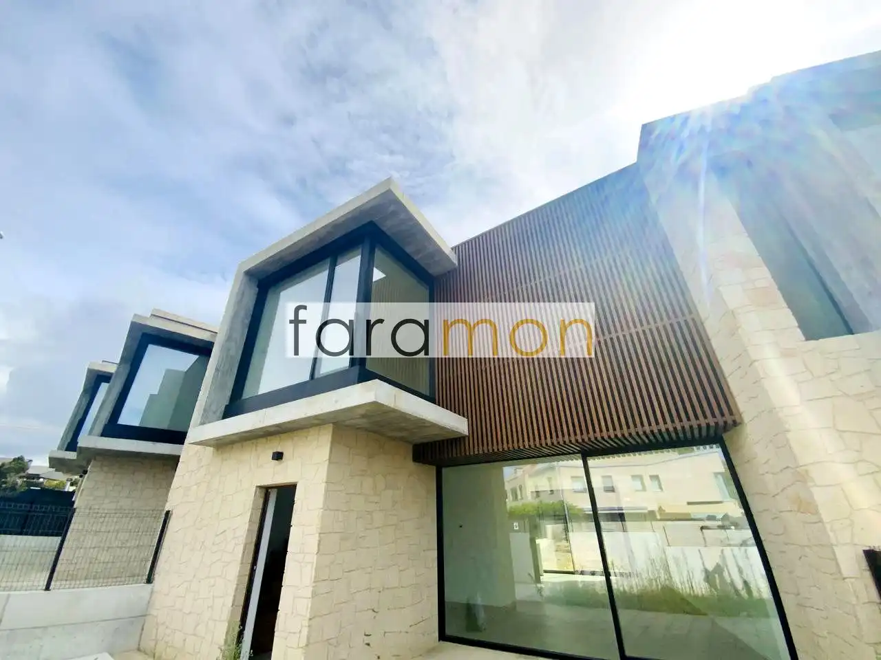 Vista exterior de Casa adosada en venta en Nigrán con Calefacción, Jardín privado y Terraza