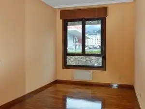 Dormitori de Pis en venda en Oviedo  amb Calefacció