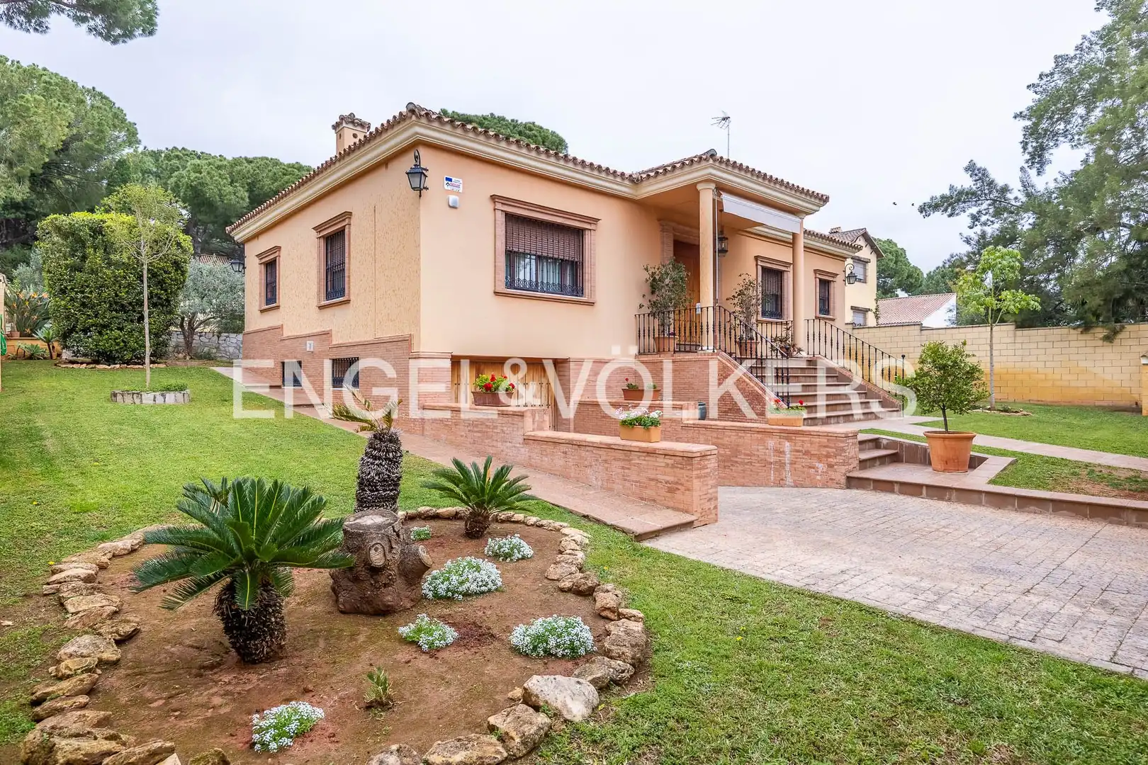 Vista exterior de Casa o xalet en venda en Alcalá de Guadaira amb Aire condicionat, Calefacció i Jardí privat