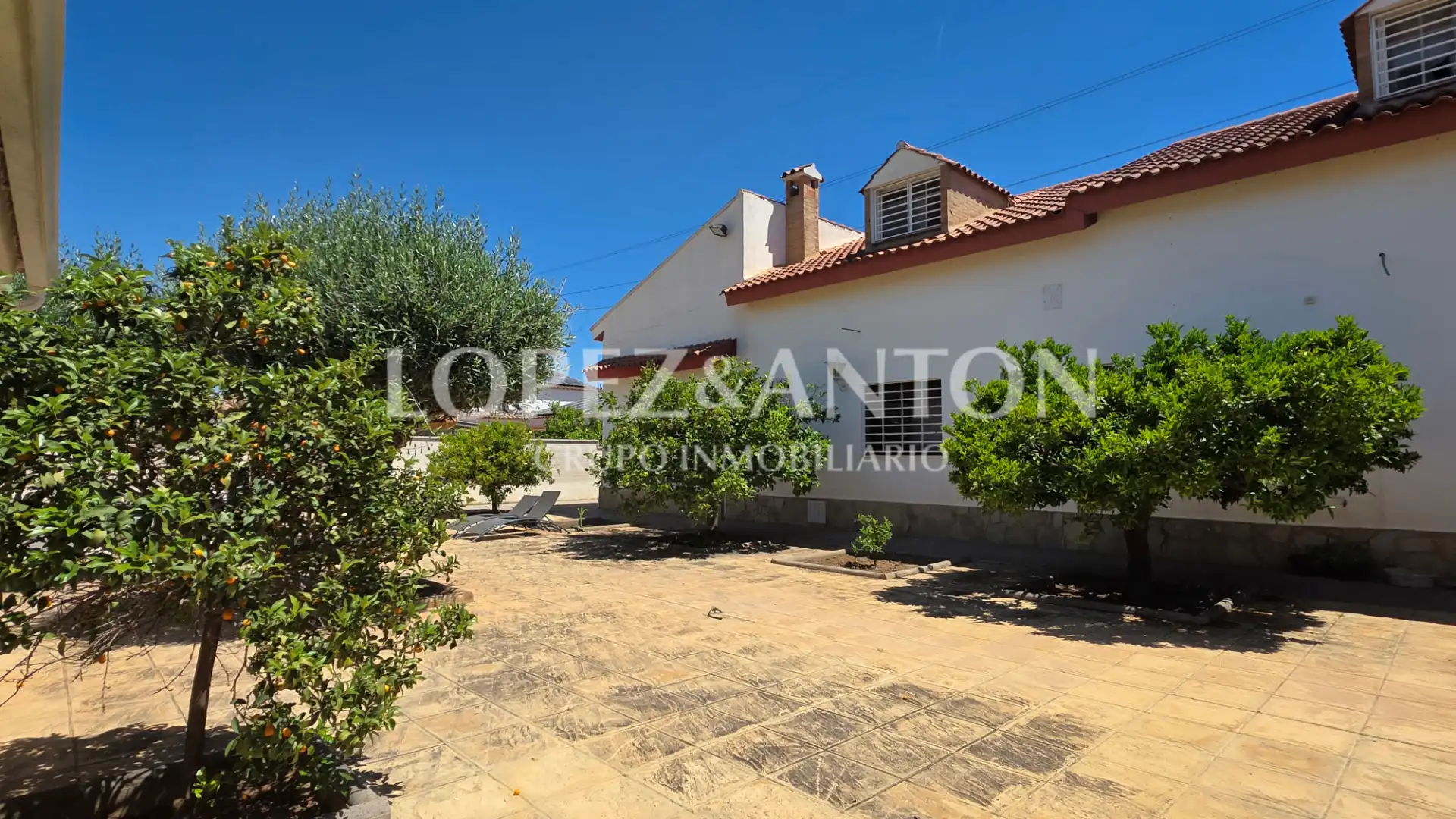 Außenansicht von Haus oder Chalet zum Verkauf in L'Eliana mit Klimaanlage, Heizung und Privatgarten