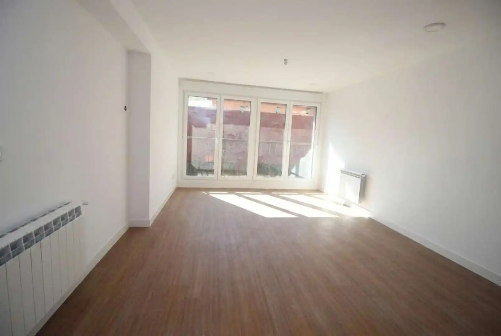 Sala de estar de Piso en venta en Oleiros con Calefacción, Parquet y Terraza