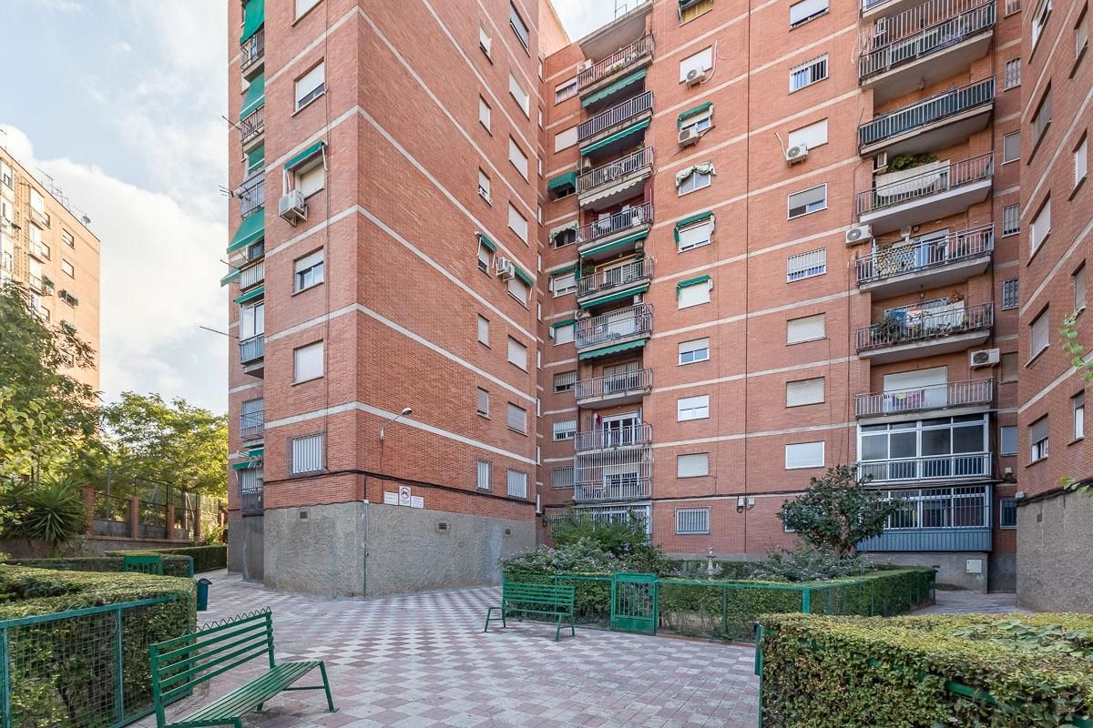 Exterior view of Flat for sale in  Granada Capital  with Balcony