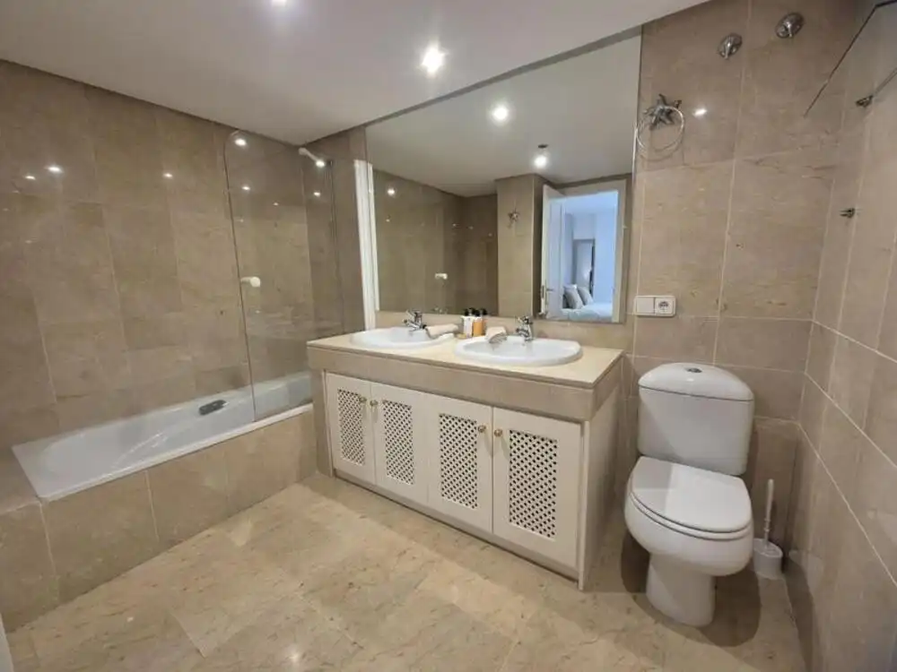 Bany de Apartament de lloguer en Marbella amb Aire condicionat, Terrassa i Traster