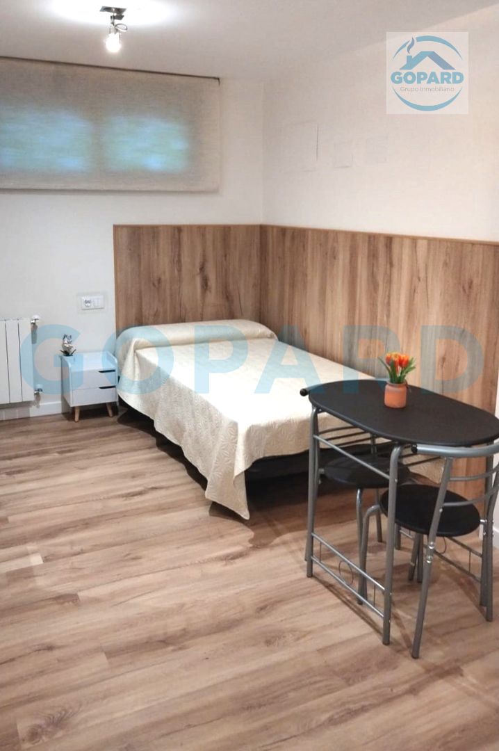 Dormitori de Apartament de lloguer en Villanueva de la Cañada amb Calefacció, Moblat i Forn