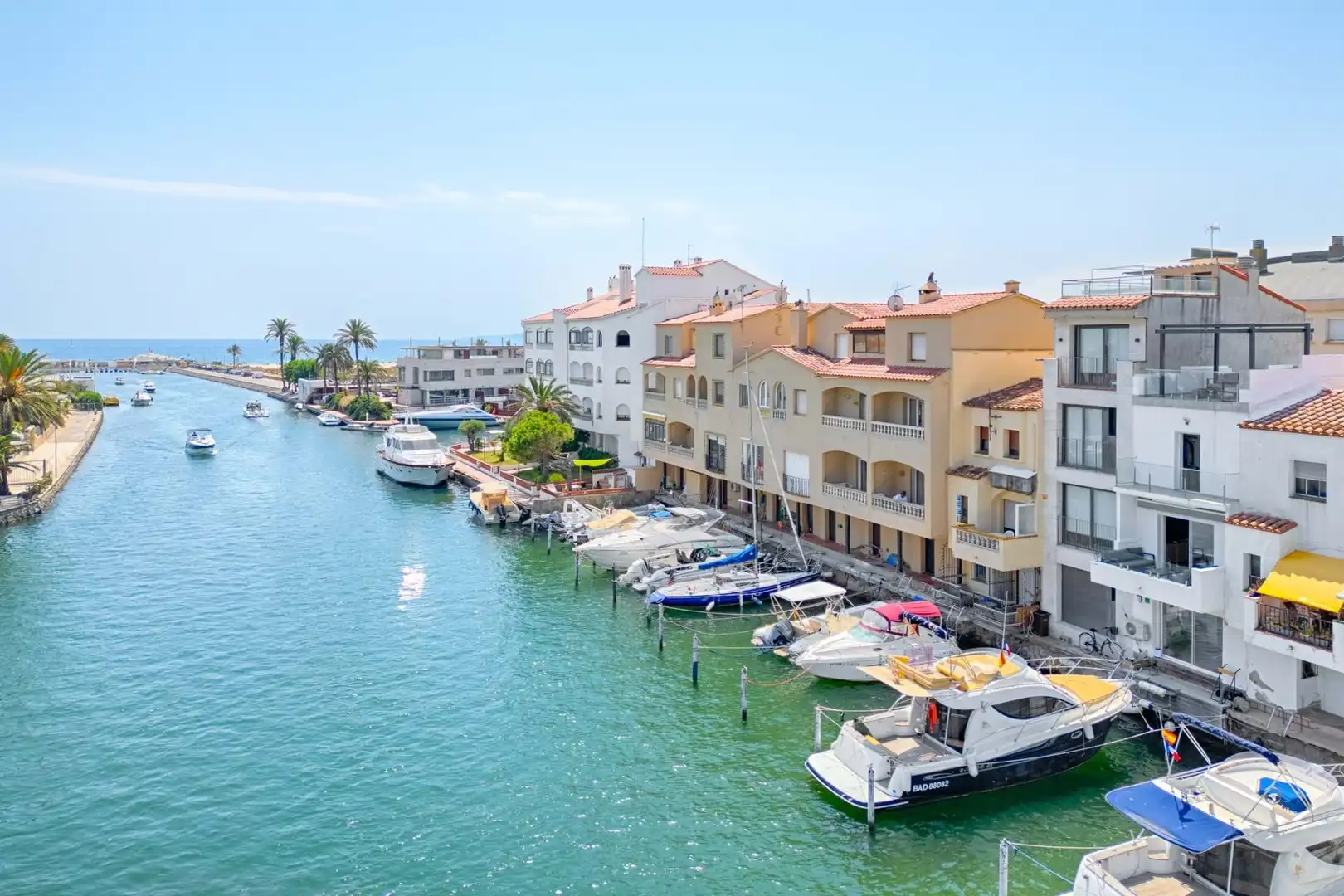 Außenansicht von Einfamilien-Reihenhaus zum Verkauf in Empuriabrava mit Klimaanlage, Heizung und Terrasse