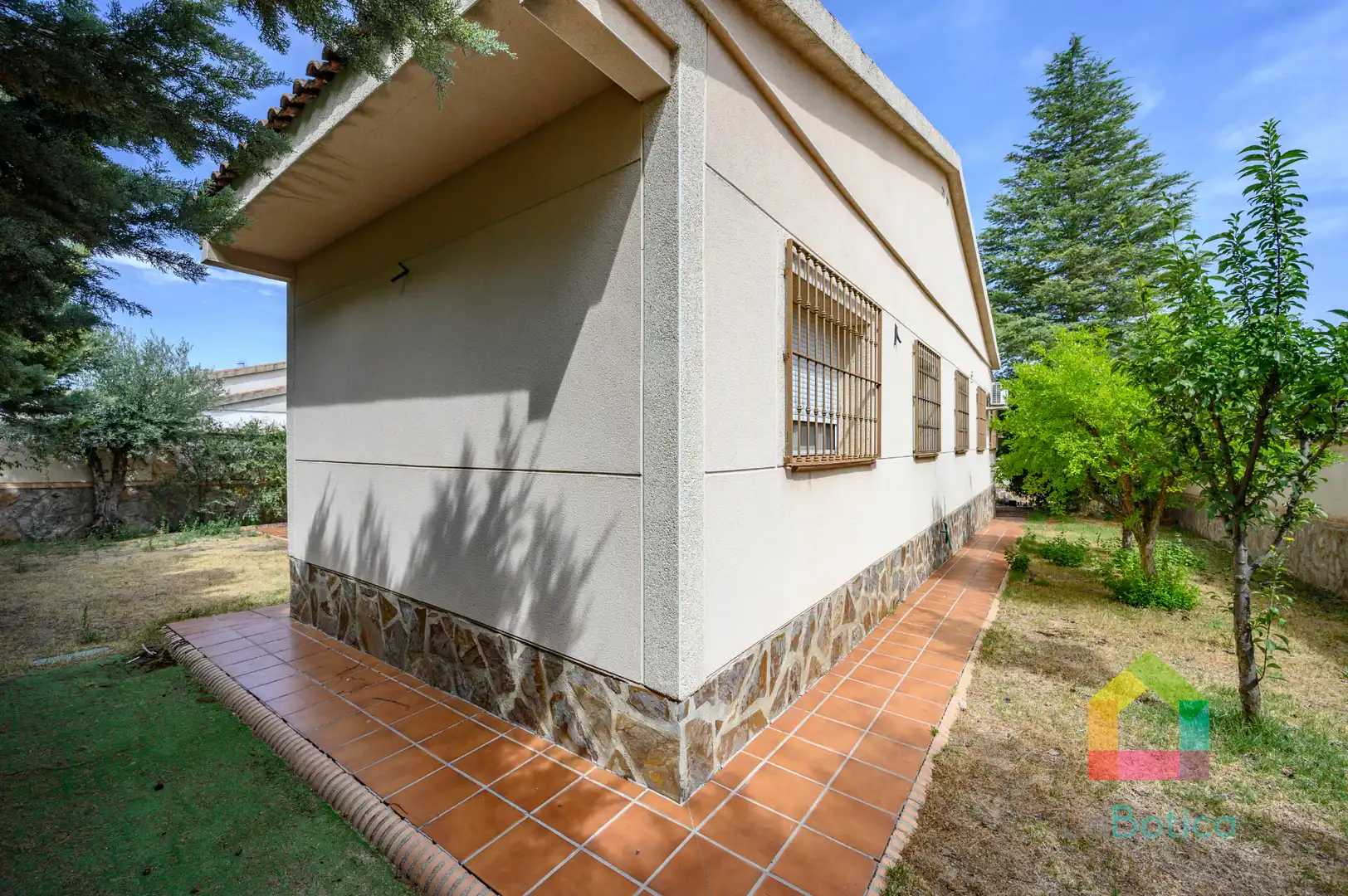 Vista exterior de Casa o xalet en venda en Cobisa amb Aire condicionat, Calefacció i Jardí privat