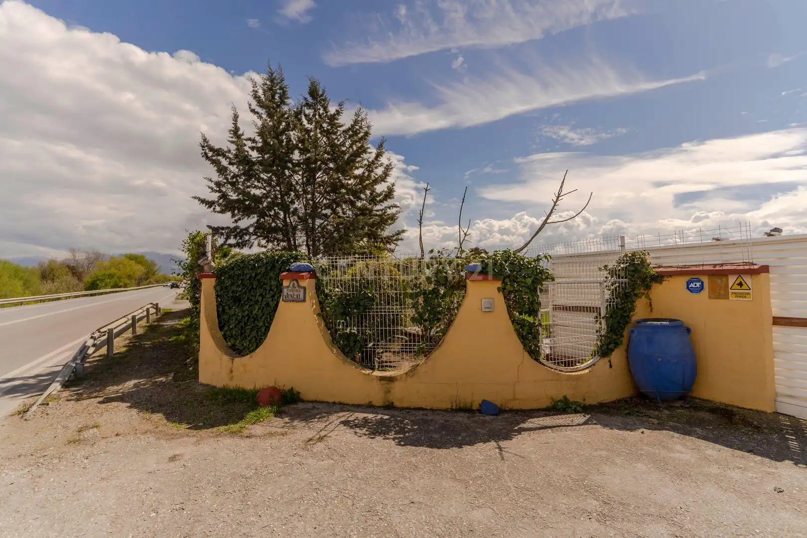 Vista exterior de Casa o xalet en venda en Granada amb Aire condicionat, Jardí privat i Traster