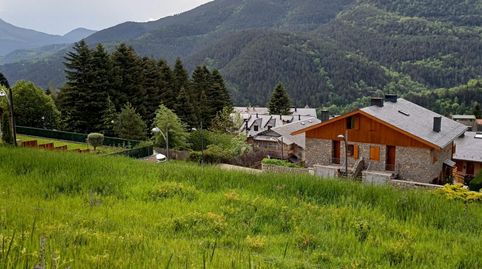 Solars per habitatges unifamiliars entre mitgeres a partir de 37.000 euros.