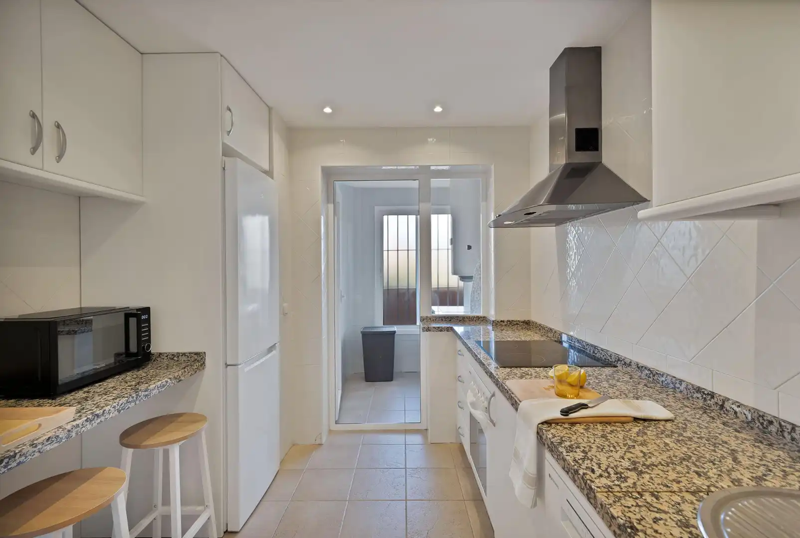 Cuina de Apartament de lloguer en Marbella amb Jardí privat, Terrassa i Moblat