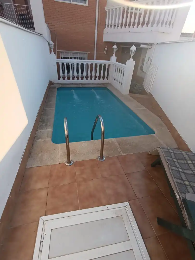Piscina de Casa adosada en venda en Linares amb Aire condicionat, Calefacció i Terrassa