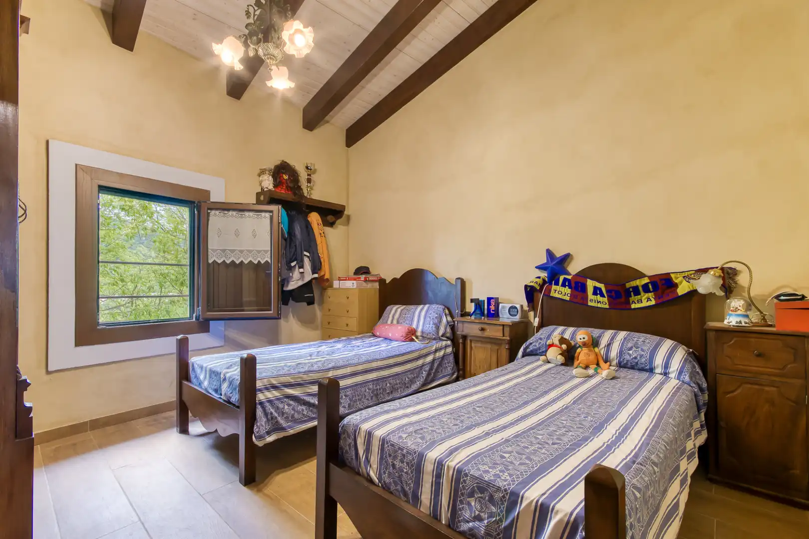 Schlafzimmer von Country house zum Verkauf in Sant Joan Les Fonts mit Klimaanlage, Heizung und Privatgarten