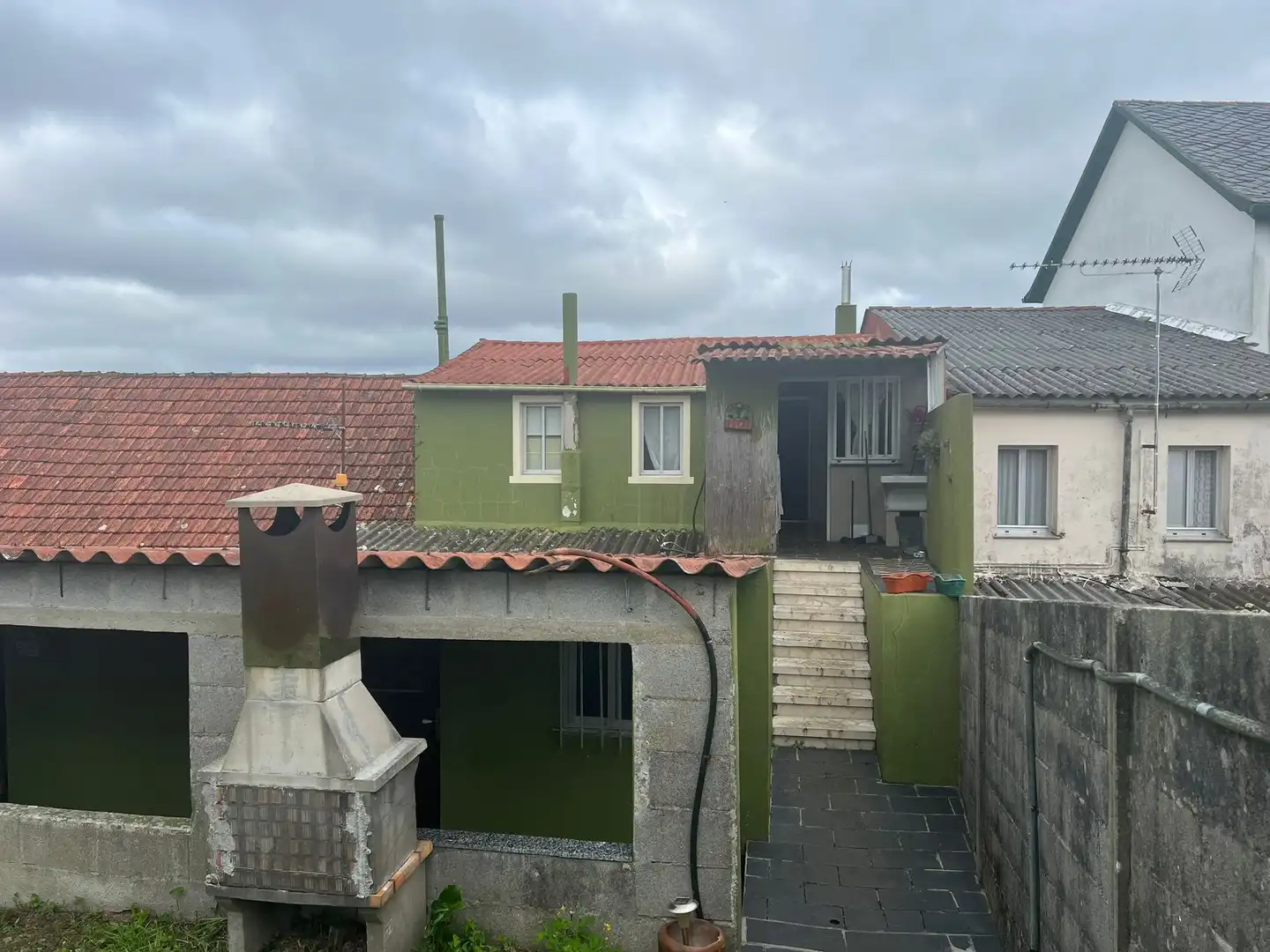 Außenansicht von Einfamilien-Reihenhaus zum Verkauf in Valdoviño mit Heizung, Terrasse und Abstellraum