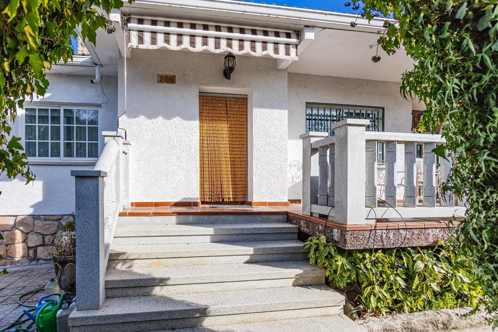 Vista exterior de Casa o xalet en venda en Miraflores de la Sierra amb Calefacció, Jardí privat i Terrassa