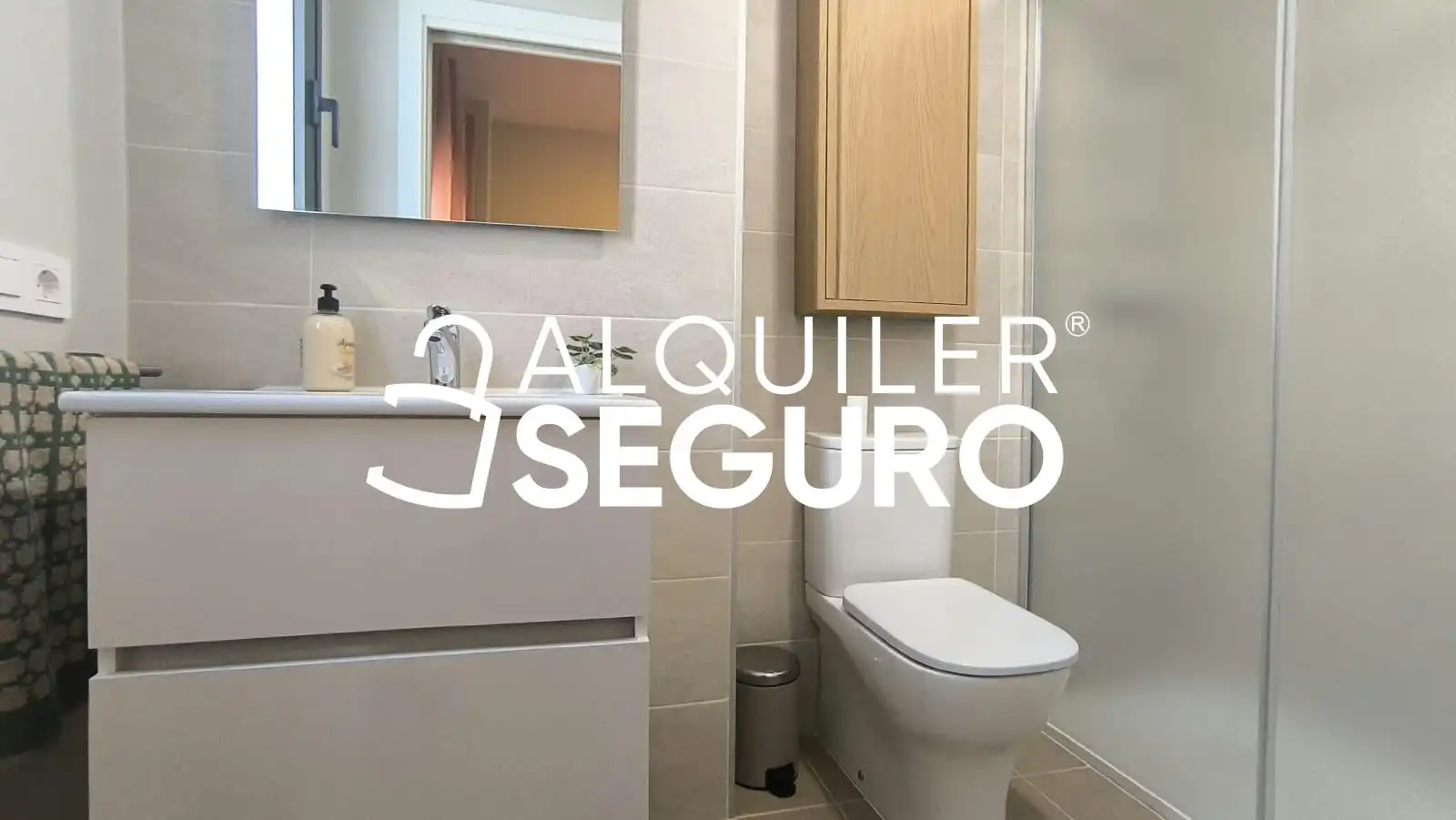 Baño de Piso de alquiler en Sevilla con Aire acondicionado, Trastero y Piscina
