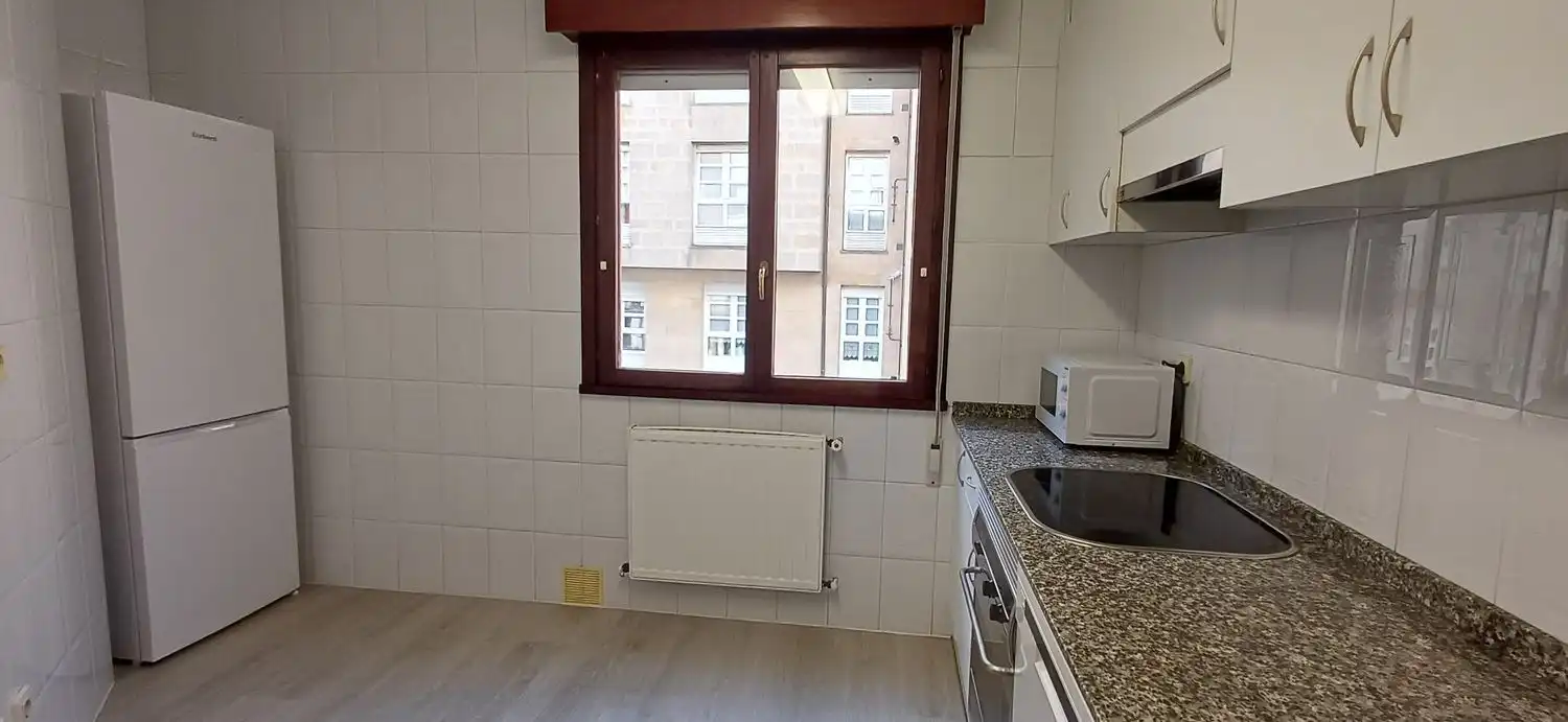 Cocina de Piso de alquiler en Gijón  con Calefacción, Trastero y Piscina