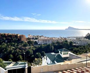Vista exterior de Àtic en venda en Altea amb Aire condicionat, Calefacció i Jardí privat