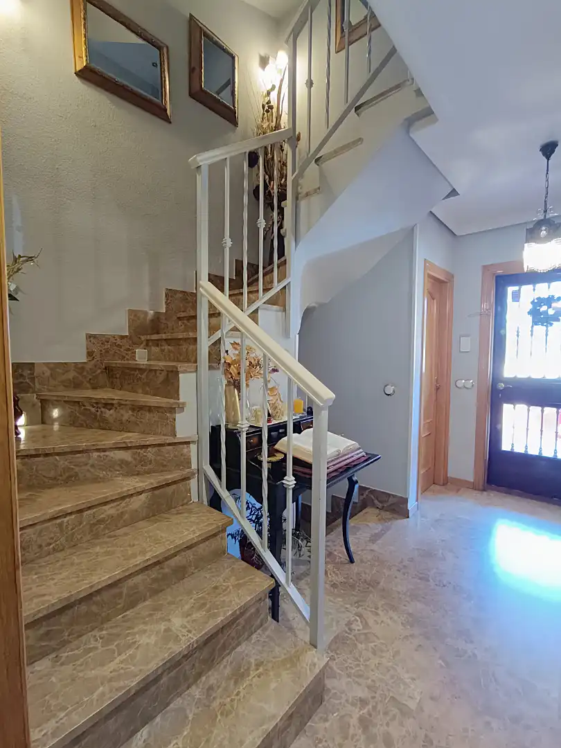 Casa adosada en venta en Valderas - Los Castillos