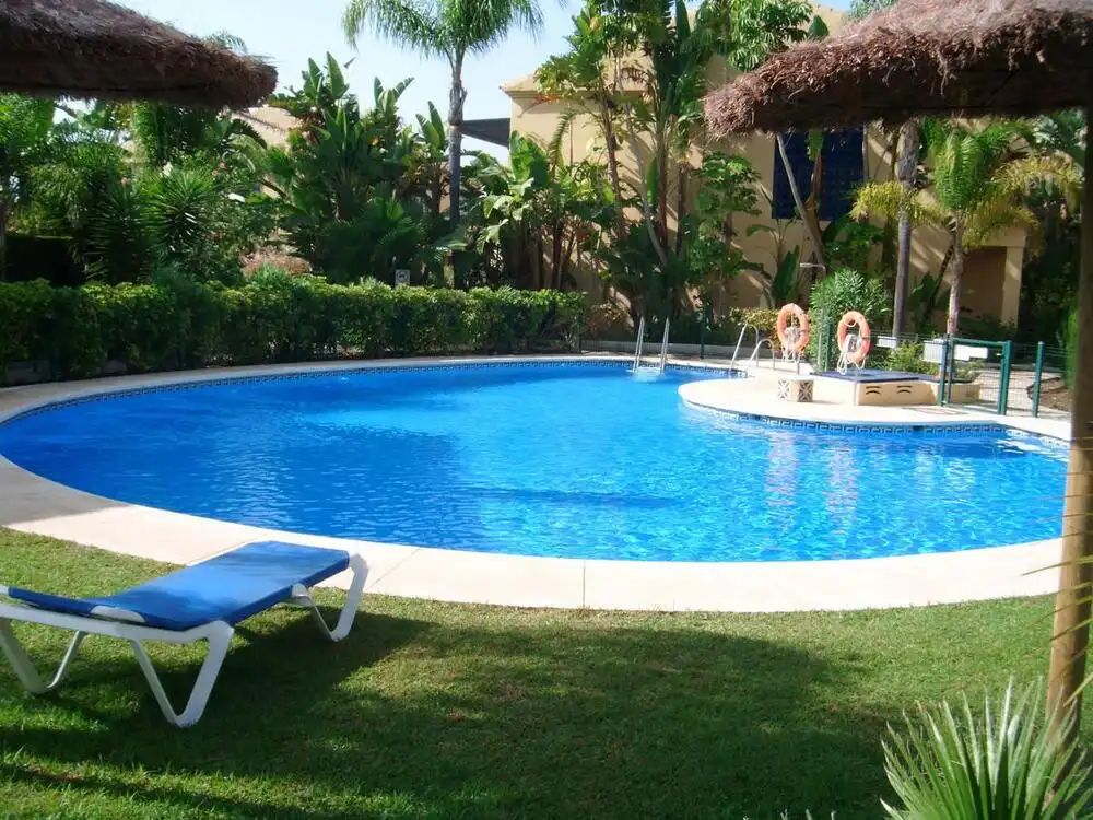 Piscina de Casa adosada de lloguer en Marbella amb Aire condicionat, Jardí privat i Terrassa