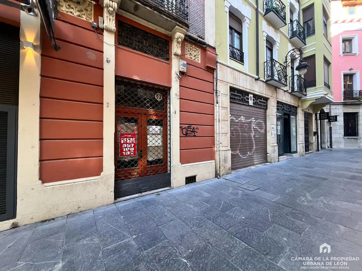 Vista exterior de Local en venta en León Capital 