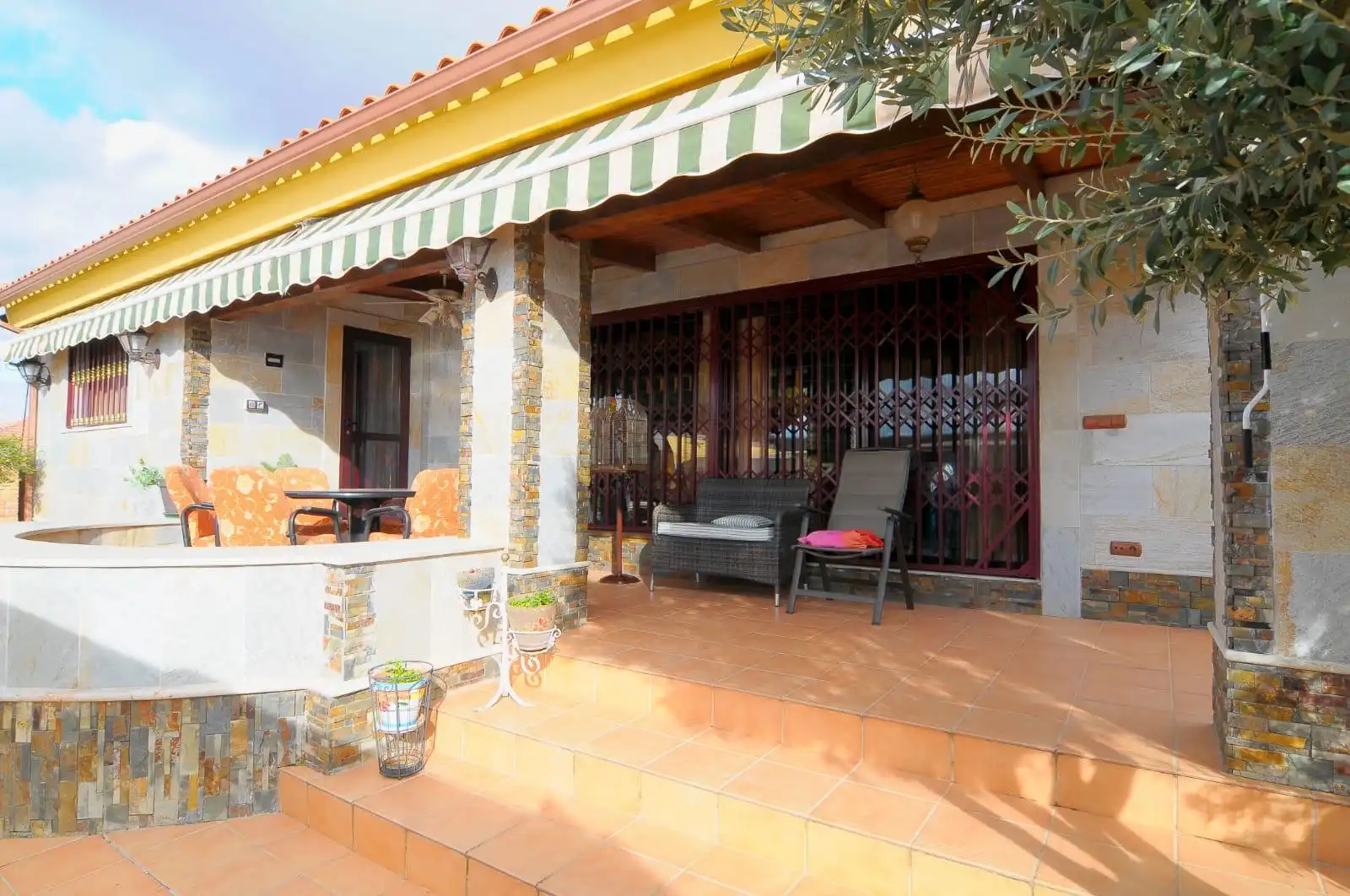 Terrassa de Casa o xalet en venda en Valdepeñas amb Terrassa, Piscina i Moblat