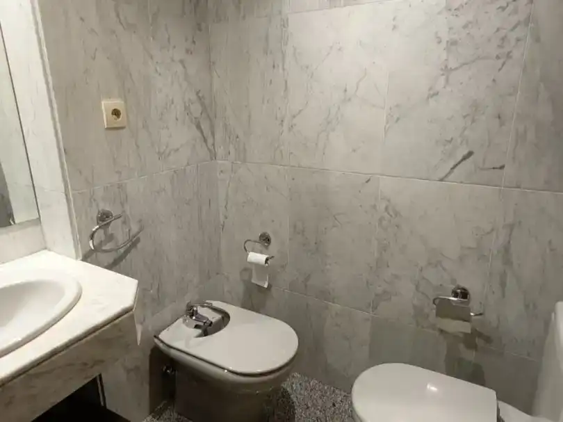 Bany de Pis en venda en  Madrid Capital amb Aire condicionat i Piscina