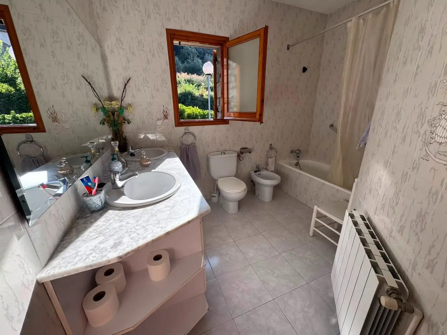 Baño de Casa adosada en venta en Montseny con Calefacción, Terraza y Balcón