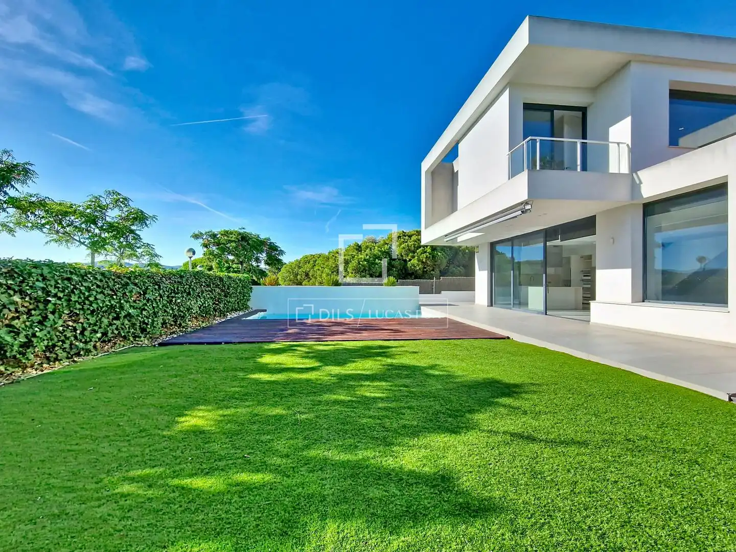 Schwimmbecken von Haus oder Chalet zum Verkauf in Vilanova i la Geltrú mit Klimaanlage, Heizung und Privatgarten