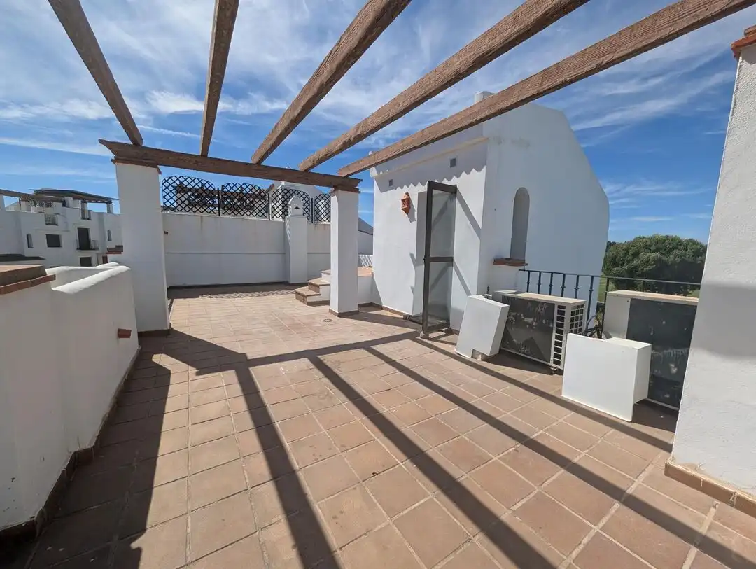 Terrasse von Einfamilien-Reihenhaus zur Miete in La Alcaidesa mit Klimaanlage, Heizung und Privatgarten