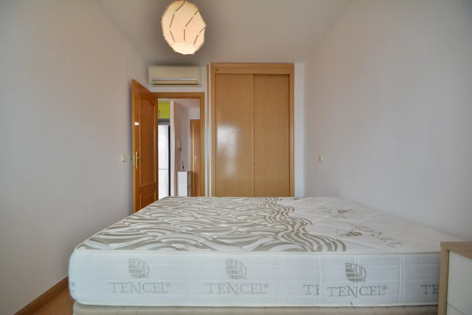 Habitación de Piso de alquiler en Madrid con Aire acondicionado, Trastero y Amueblado