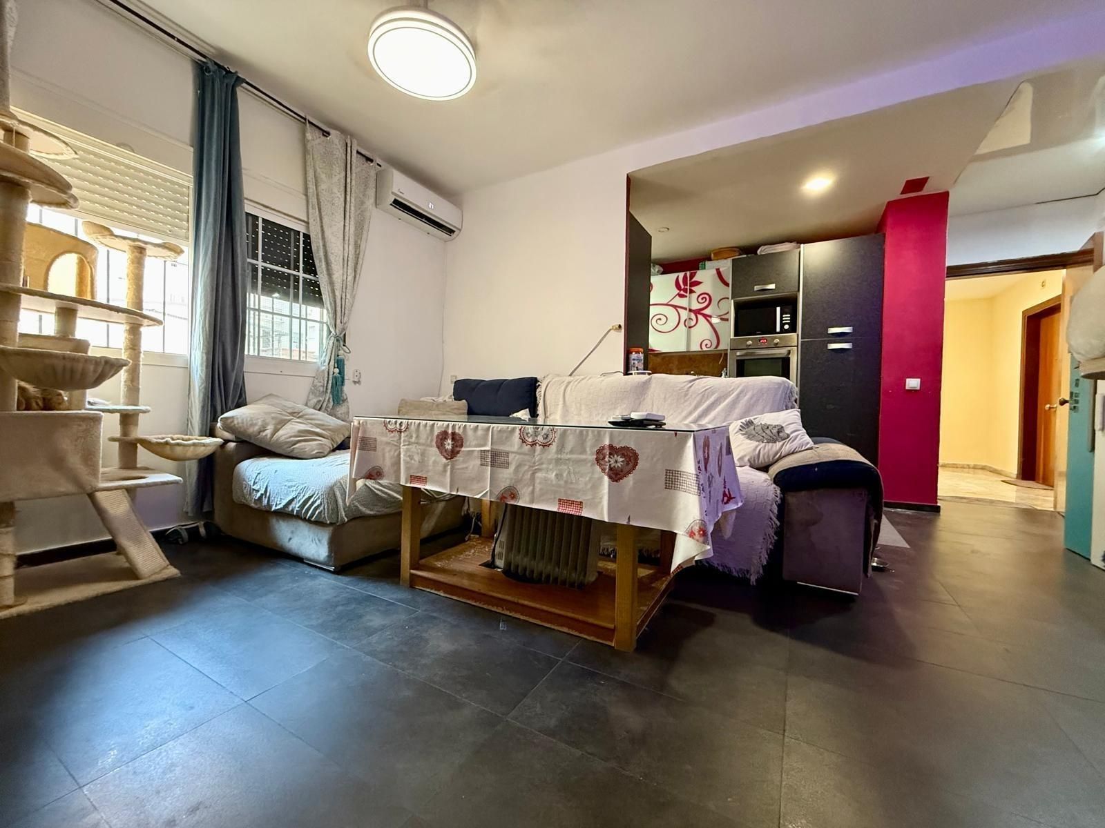 Sala d'estar de Planta baixa en venda en  Sevilla Capital amb Aire condicionat