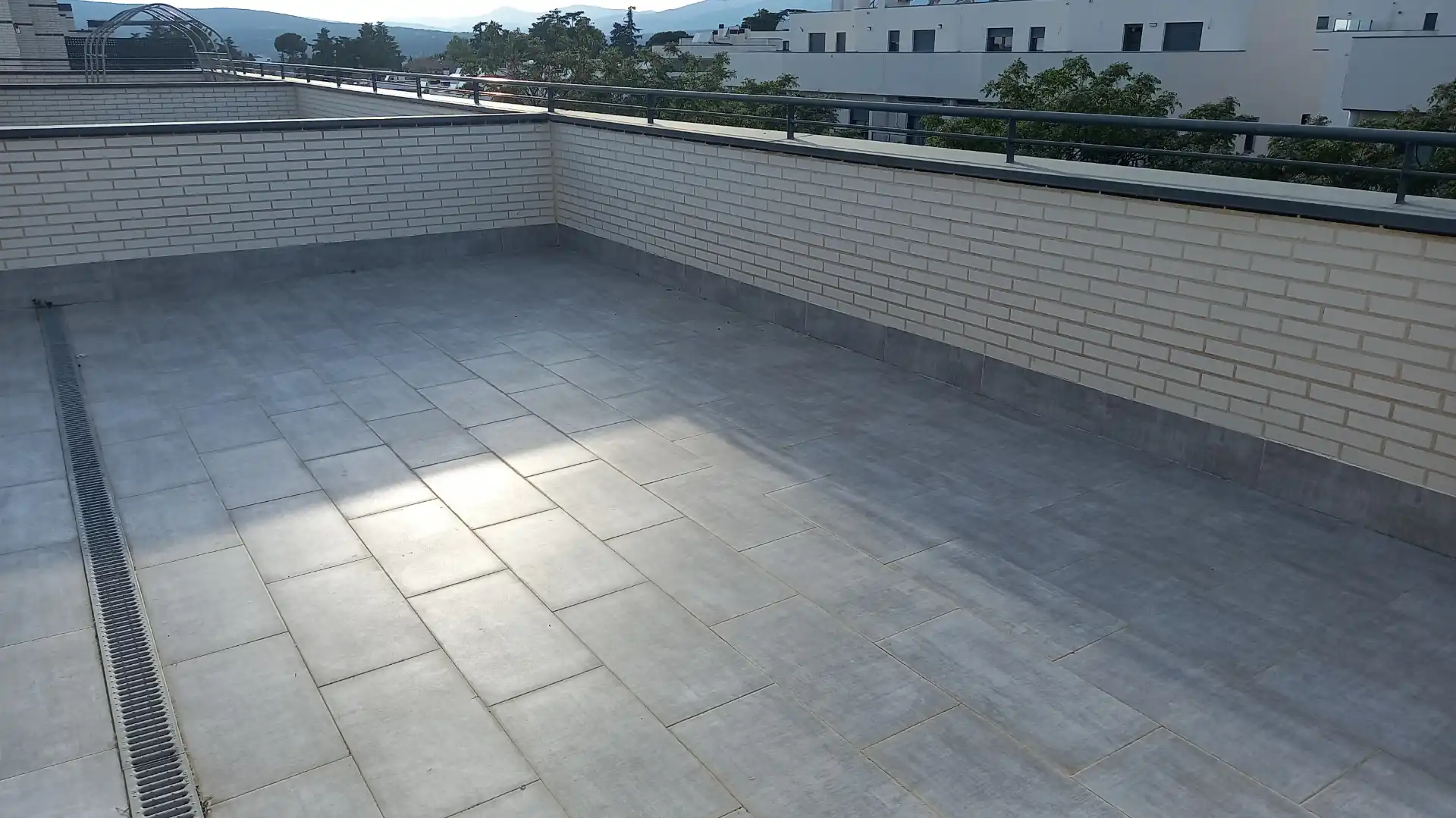 Terrasse von Einfamilien-Reihenhaus zum Verkauf in Colmenar Viejo mit Klimaanlage, Heizung und Privatgarten