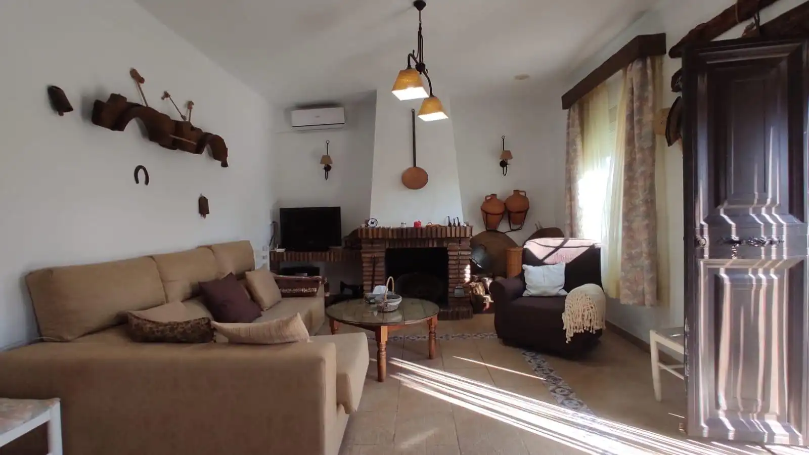 Sala d'estar de Finca rústica en venda en El Carpio amb Traster, Piscina i Moblat