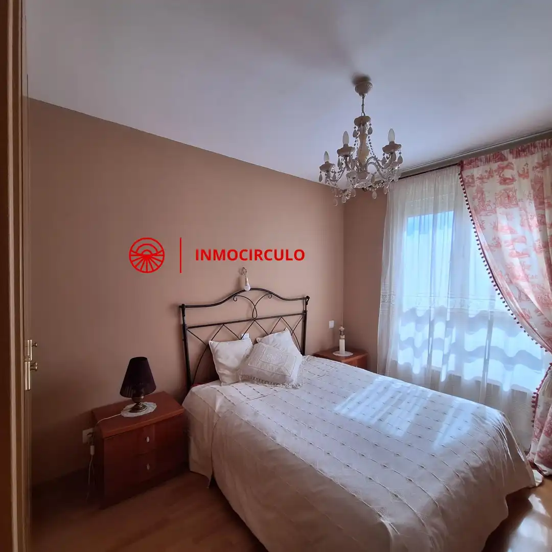 Dormitori de Casa adosada en venda en Burgos amb Jardí privat, Terrassa i Traster