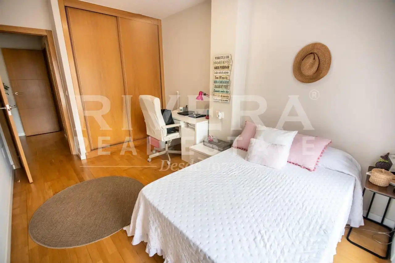 Habitación de Ático en venta en Sanxenxo con Calefacción, Parquet y Terraza