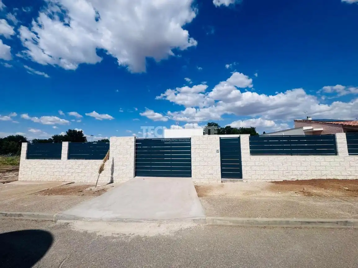 Houses for sale in Layos  with Air Conditioner and Heating